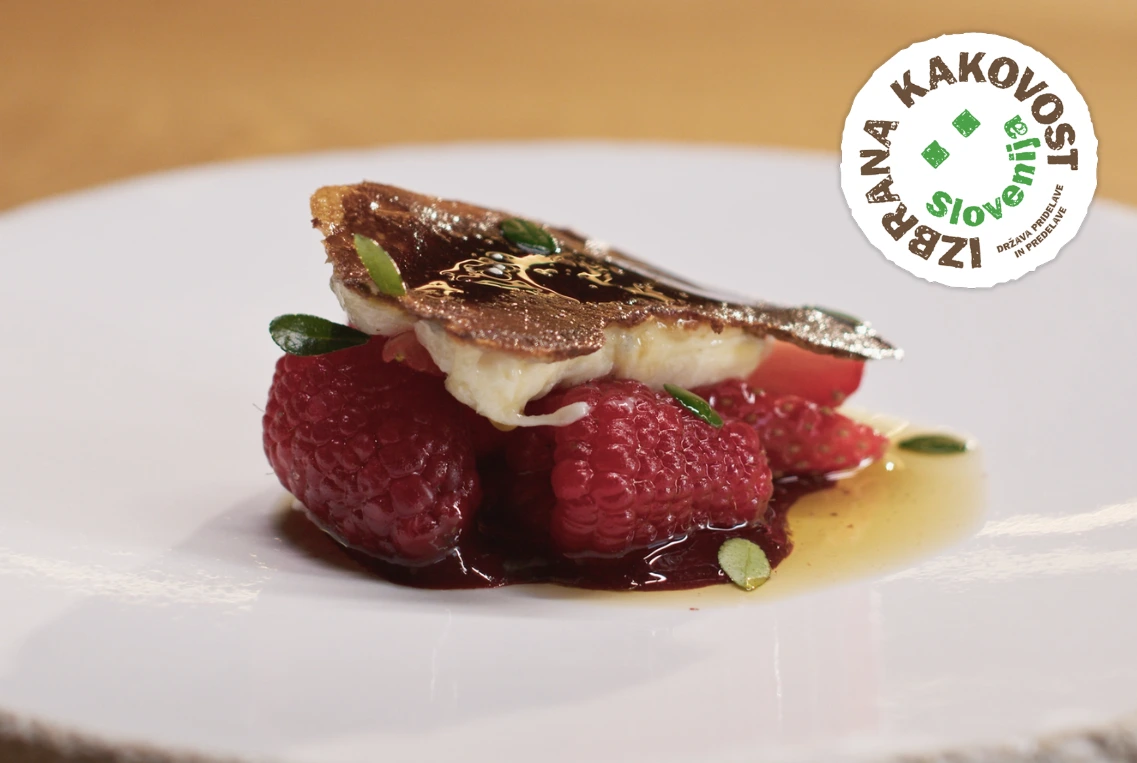 Recept Luka Košir, predjed: Pečen kozji sir, jagode, robidnice in maline, postreženo na krožniku